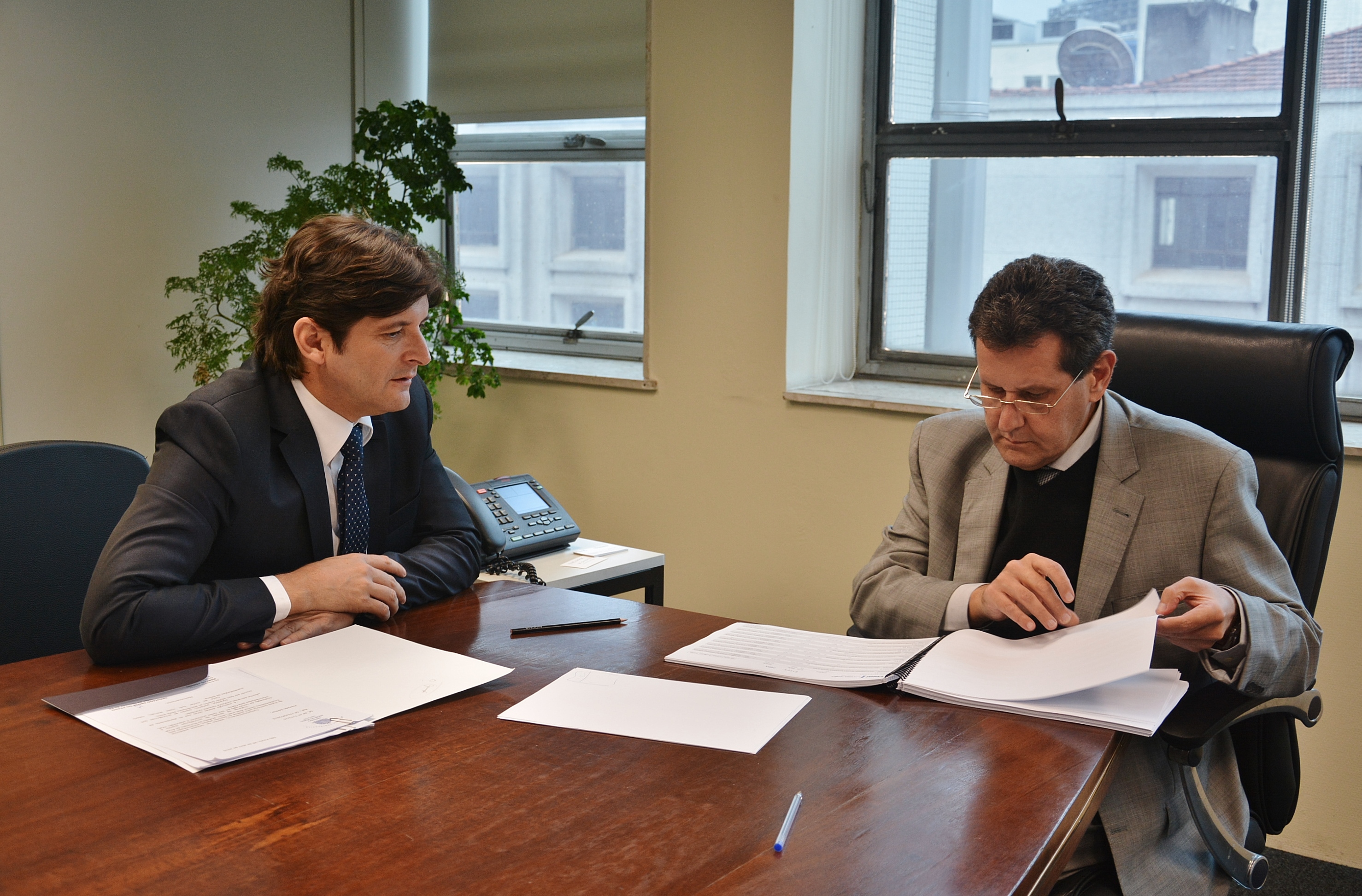 Deputado André do Prado com o presidente da CDHU, Marcos Penido