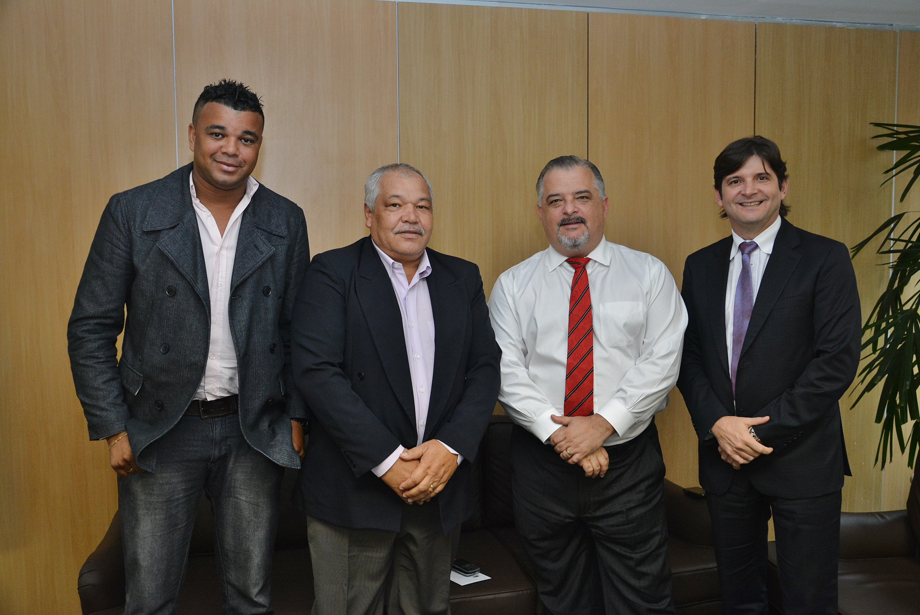 Deputado André do Prado ao lado do vice-governador e do secretário municipal de Habitação de Arujá José Orlando da Silva