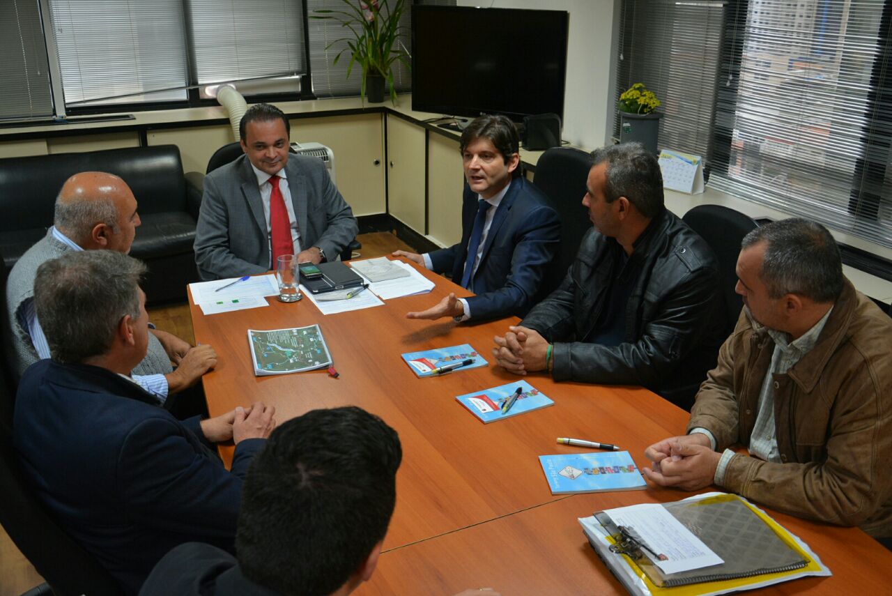 Deputado André do Prado com os vereadores de Jacupiranga com o secretário Roberto de Lucena