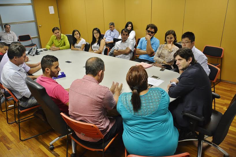 Deputado André do Prado reunido com os vereadores e professores de Poá