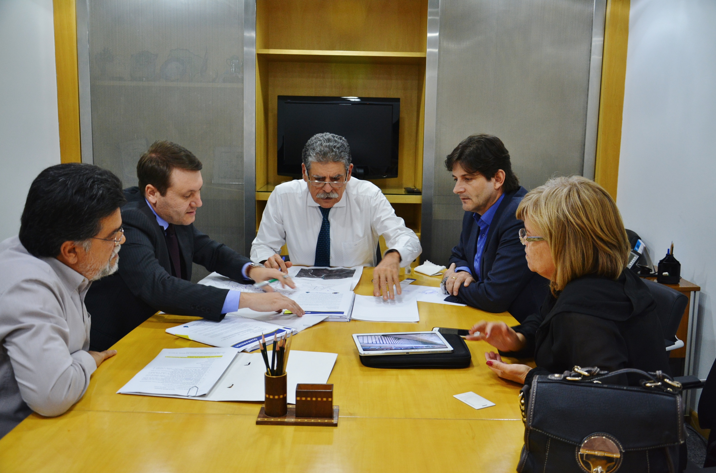 Deputado André do Prado e prefeito Adriano mostram o projeto ao superintendente do DAEE, Ricardo Borsari