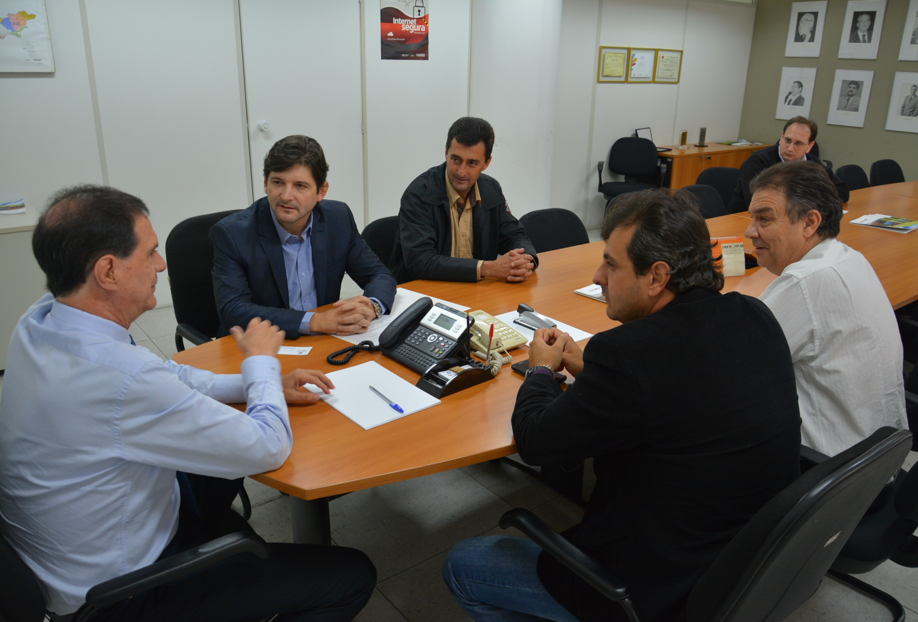 Deputado Andre do Prado ao lado do prefeito Adriano Pereira e do vereador Eder Senna em reunião no FDE