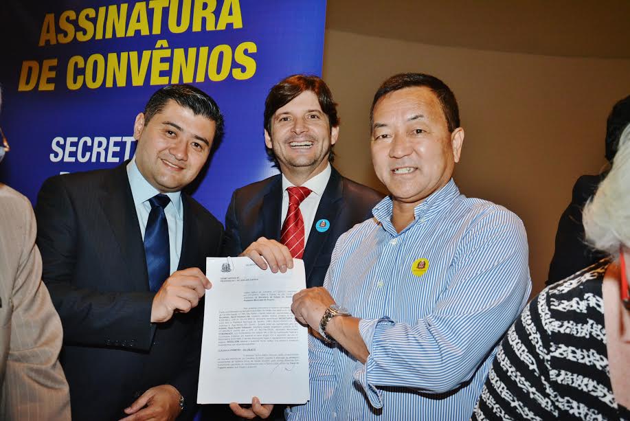 prefeito eleito, Rodrigo Ashiusi, deputado André do Prado e o atual prefeito, Paulo Tokazumi