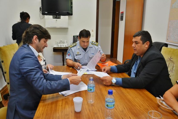 Major Katibe recebendo a demanda do deputado André do Prado e do subprefeito Nilson Luis