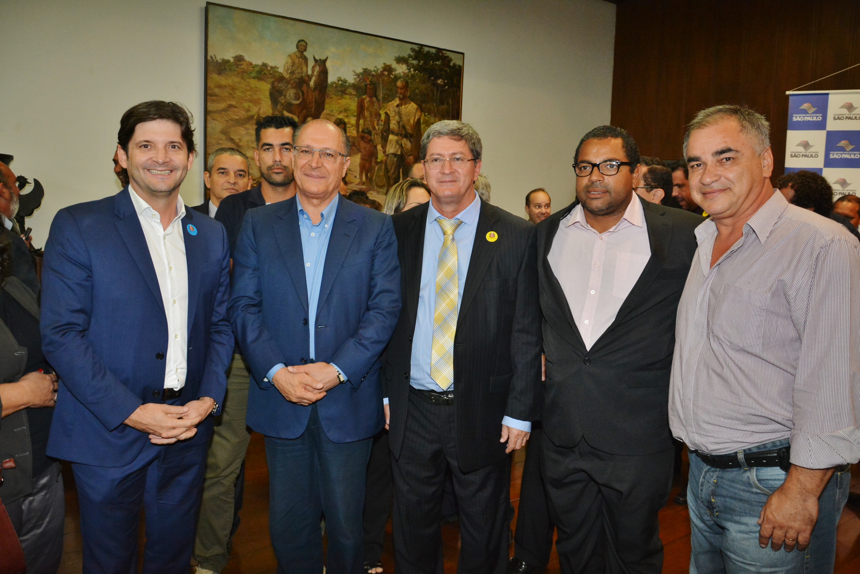 Prefeito Castelo, vereadores e o deputado André do Prado com o governador em solenidade no Palácio dos Bandeirantes