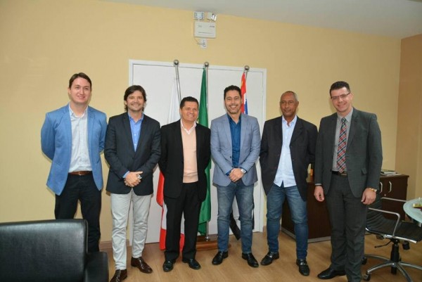 Reunião no gabinete do prefeito Izaias, com o deputado federal Marcio Alvino, e os vereadores Paulinho e Abner. 