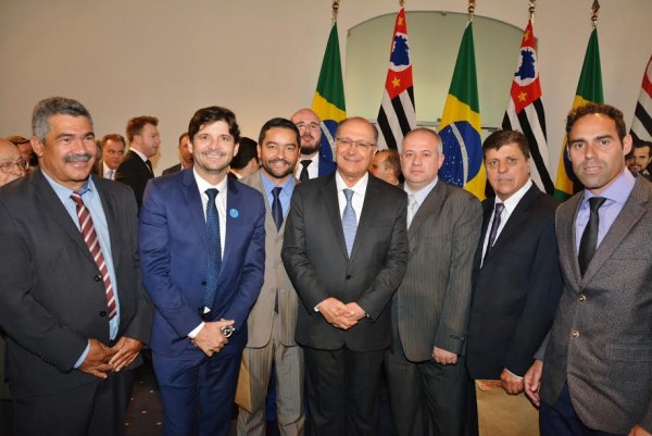 Deputado André, prefeito Vanderlon e vereadores ao lado do governador Geraldo Alckmin