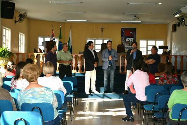 Reunião na Câmara Municipal com o vice-prefeito, Tata Vargas, e os vereadores: Fabrício, Xandão e Paulinho. 
