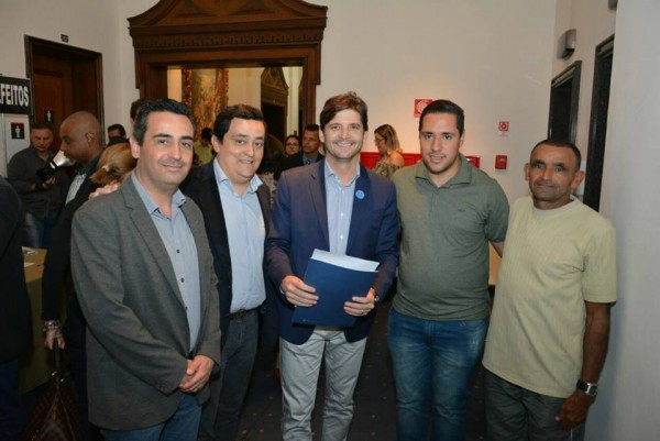 Assinatura com o deputado André do Prado e os vereadores: Abelzinho e Edval e o secretário municipal, Leandro Larini