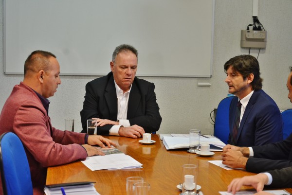 Deputado André do Prado e vereador Naldo do Perequê conversam com o superintendente do DER, Ricardo Volpi