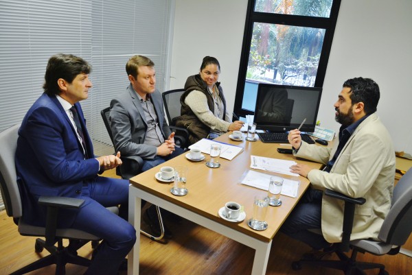 Reunião do deputado André do Prado com o diretor administrativo, Ricardo Bocalon. O prefeito Adriano Leite e a diretora Evandra acompanharam a reunião