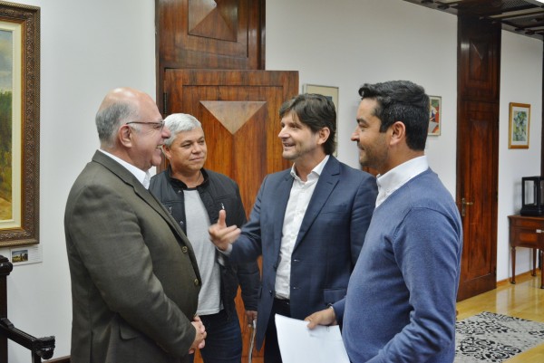 Deputado e o prefeito de Salesópolis, Vanderlon Gomes, e o subprefeito, Paulinho, conversam com o secretário Arnaldo Jardim
