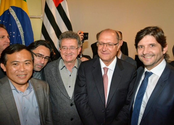 Assinatura do convênio com a presença do governador Geraldo Alckmin. O presidente da APAE, João Montes, acompanhado pelo vereador Farofa e o secretário Sadao Sakai participaram do ato