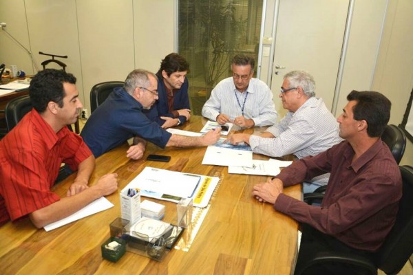 Deputado André do Prado com o prefeito e vereadores de Santa Branca em reunião com o diretor da Sabesp Luiz Paulo