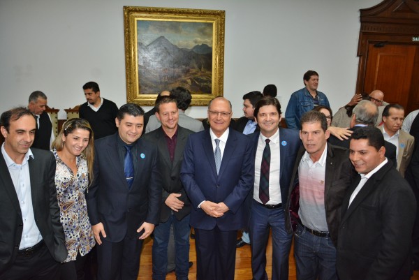Deputado André, governador Alckmin e comitiva de Suzano em solenidade no Palácio dos Bandeirantes