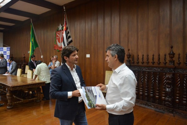 Deputado André do Prado e prefeito Vadico conversam depois de assinatura de convênio para construção de 21 casas para Eldorado