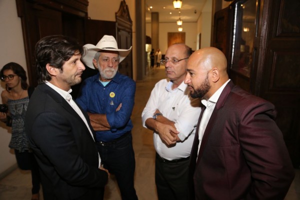 Deputado André do Prado conversa com prefeito Zé Biruta e vereador Eliel Fox