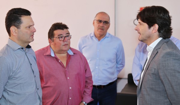 Deputado André do Prado conversa com prefeito Thiago Assis e vereador Jesus Lopes a respeito de polo da Univesp na cidade