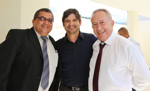 Deputado André do Prado na companhia do prefeito Dinamerico Peroni e vereador Baiano da Saúde.