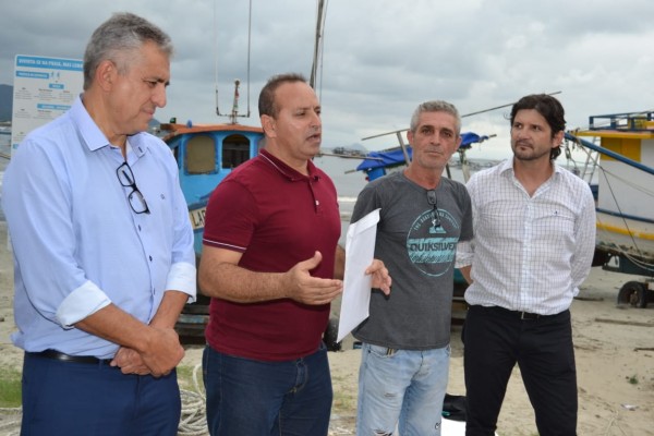  O deputado André do Prado durante a visita ao Guarujá, ao lado do prefeito Válter Suman, e do vereador Nequinho 