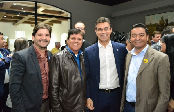 Deputado André do Prado ao lado do vice-governador Rodrigo Garcia, do prefeito Vanderlon Gomes e do vereador Serginho da Aurora (de Salesópolis)